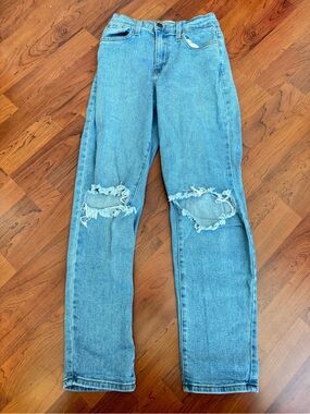 Light Wash Distressed Straight Leg Jeans – Size 24
